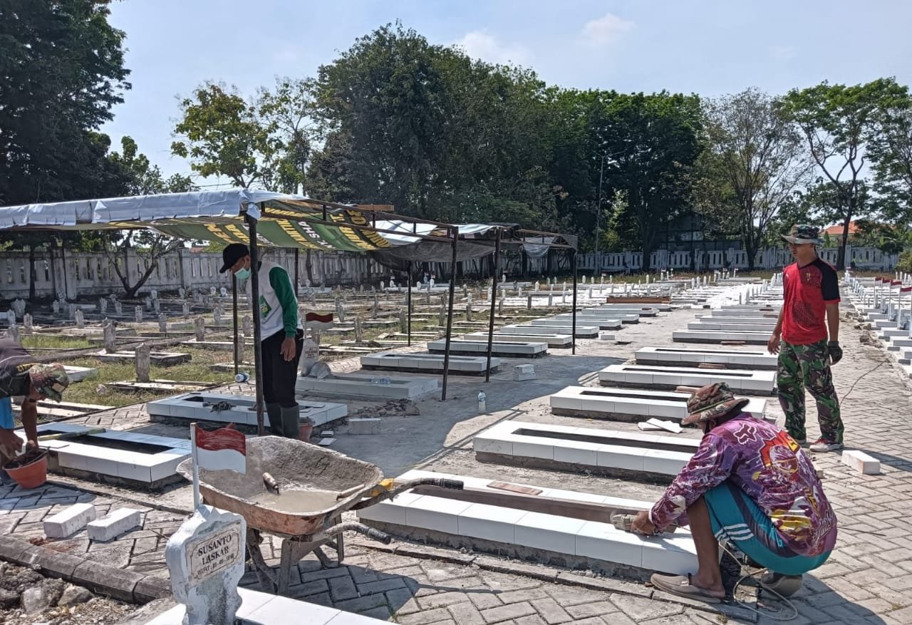 Kodim Lamongan Rehab Puluhan Makam Pahlawan