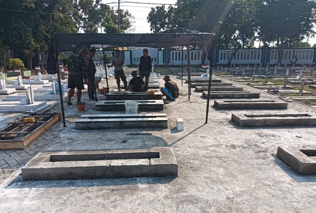 Kodim Lamongan Rehab Puluhan Makam Pahlawan