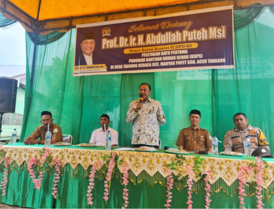 Abdullah Puteh Serahkan Bantuan Aspirasi Rehab Rumah BSPS Di Aceh Tamiang