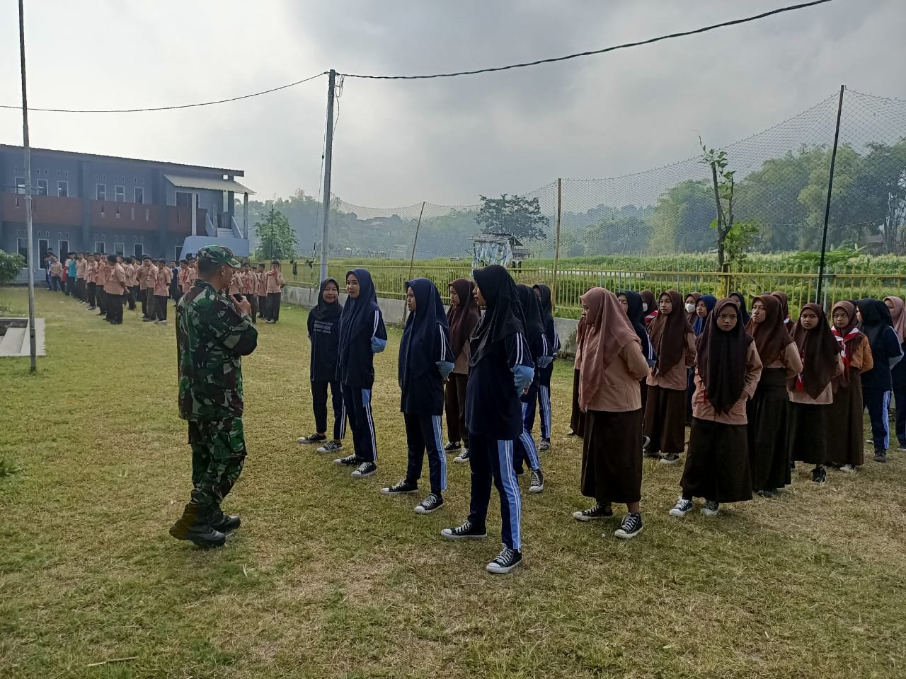 Jelang HUT Kemerdekan RI Ke-78 Koramil Pacet Latih Siswa Peserta Lomba