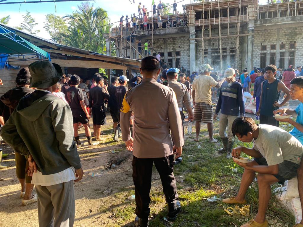 Sinergitas Polsek Dan Warga  Dalam Pengecoran Masjid Desa Kusubibi Kecamatan Bacan Barat Utara