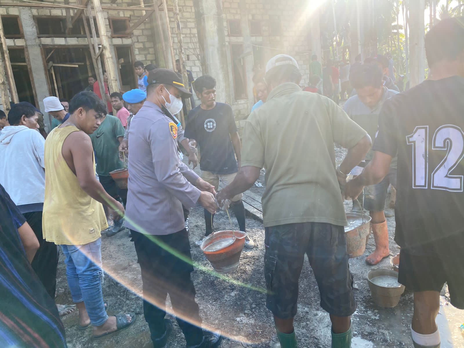 Sinergitas Polsek Dan Warga  Dalam Pengecoran Masjid Desa Kusubibi Kecamatan Bacan Barat Utara