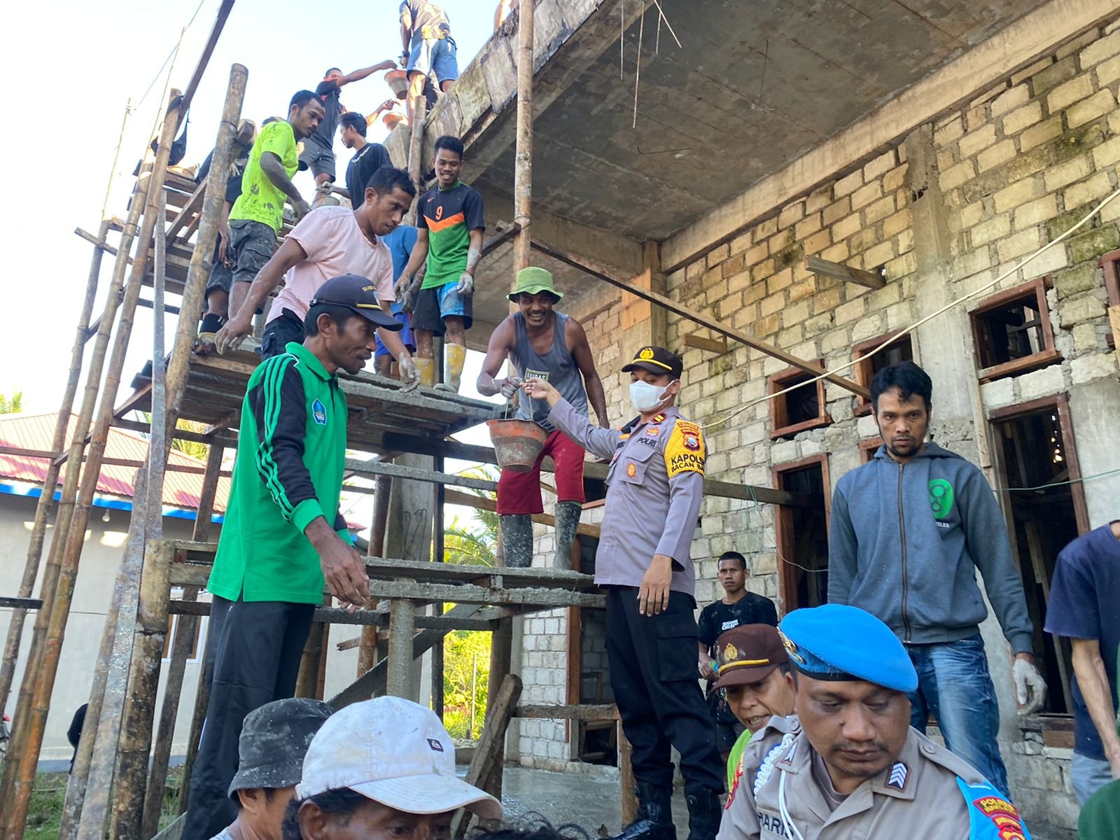 Sinergitas Polsek Dan Warga Dalam Pengecoran Masjid Desa Kusubibi Kecamatan Bacan Barat Utara