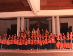 Bupati Ikfina Kenalkan Profesinya Kepada Siswa-Siswi TK Plus Al Hidayah Mojosari