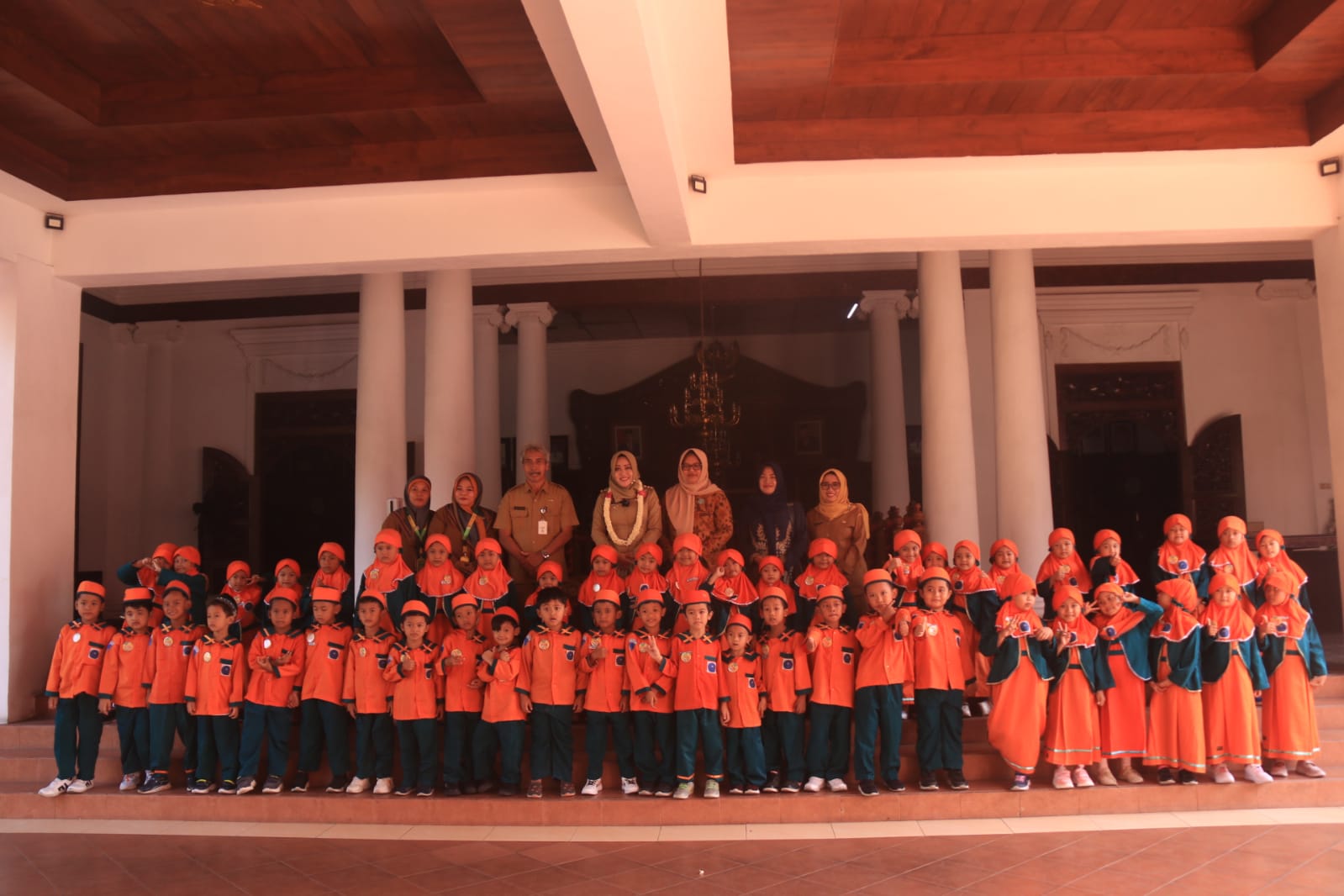 Bupati Ikfina Kenalkan Profesinya Kepada Siswa-Siswi TK Plus Al Hidayah Mojosari