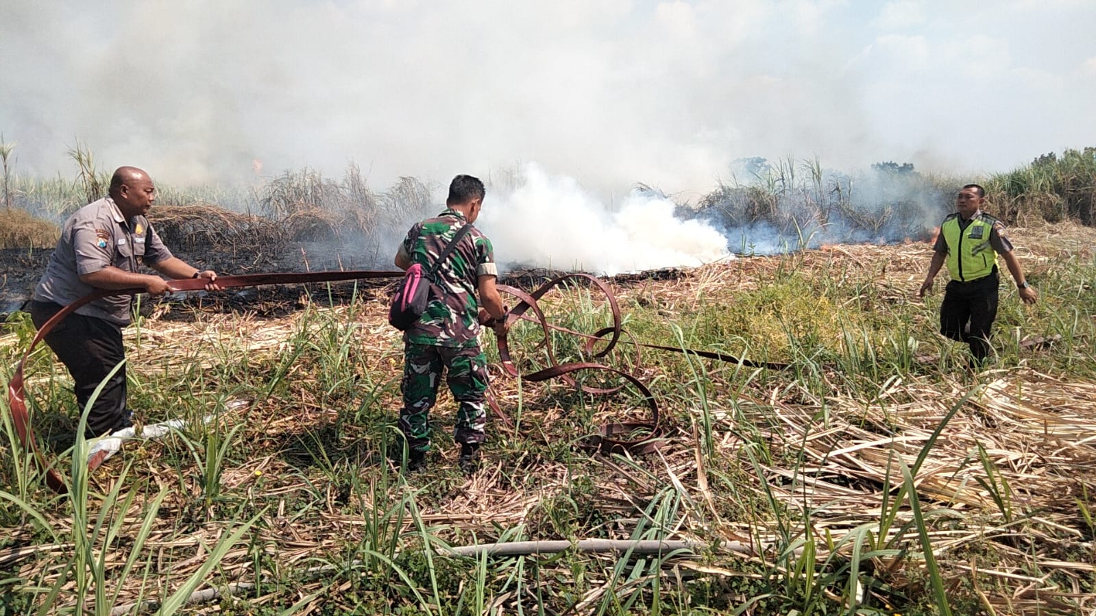 Koramil 0815/05 Gedeg Bareng Polsek - BPBD Berhasil Padamkan Api Di Area Tol Sumo