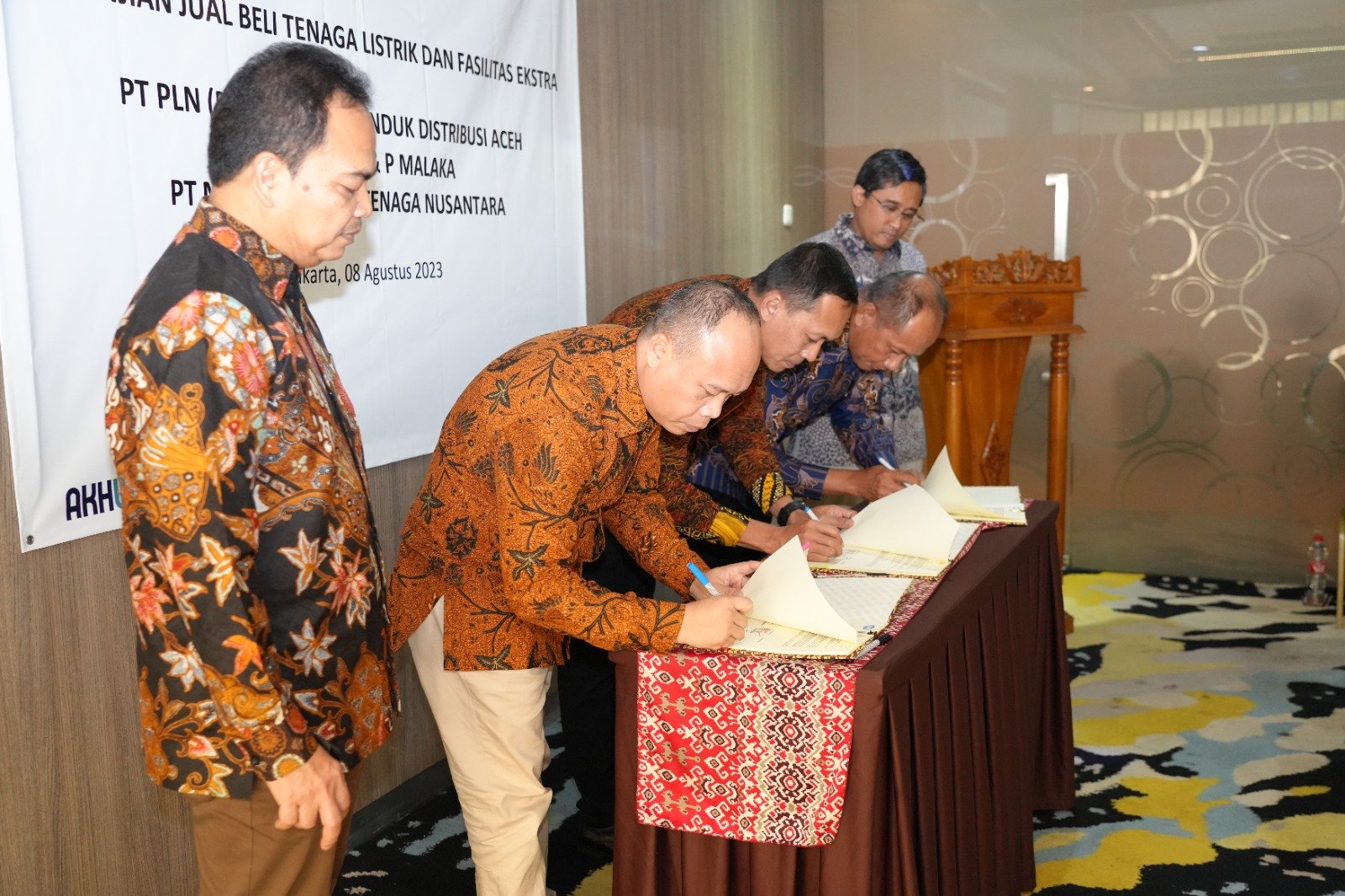 Terus Kurangi Emisi GRKMedco E&P -PLN Kembali Tandatangani Perjanjian Jual beli Tenaga Listrik