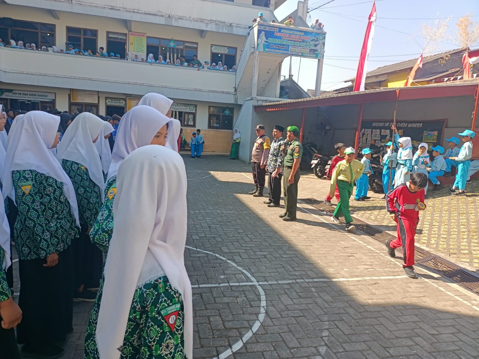 Latih Siswa MTs Thoriqul Ulum & MA Wahid Hasyim, Babinsa Koramil 0815/17 Trawas Bekali Ini