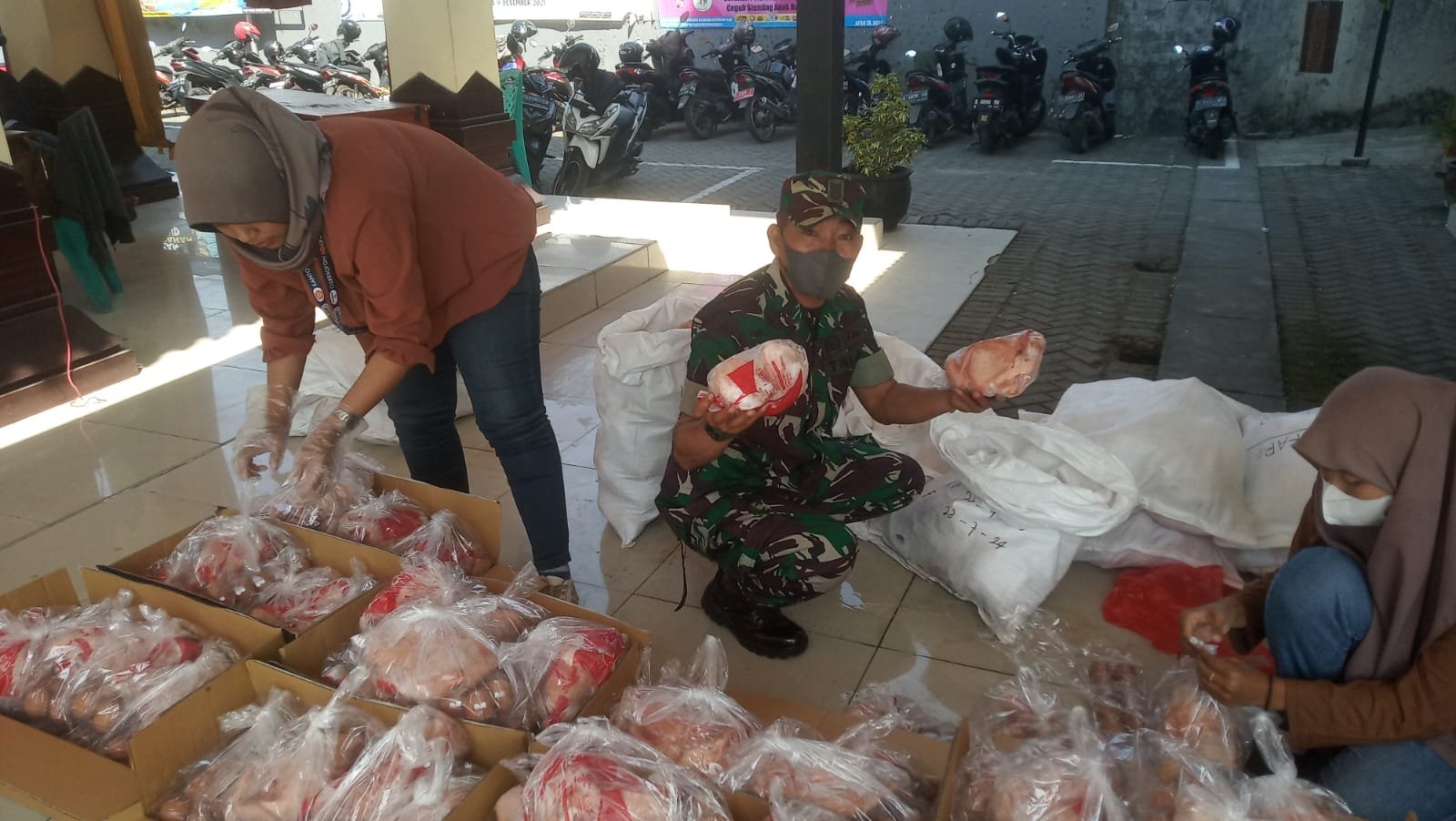 Koramil 0815/06 Kemlagi Dampingi Dinsos Distribusi Bantuan Pangan CPP