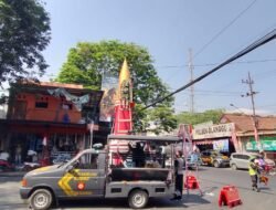 Mengenang Jasa Pahlawan, Koramil Dlanggu Bareng Polsek Lakukan Pengecatan Tugu Perjuangan