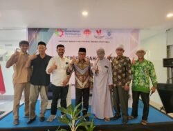 Anggota DPR RI DRS  Anwar Idris Membuka Kegiatan Seminar Kewirausahaan Peluang Bisnis Industri Kecil Jasa Industri Di hotel Royal Idi Rayeuk