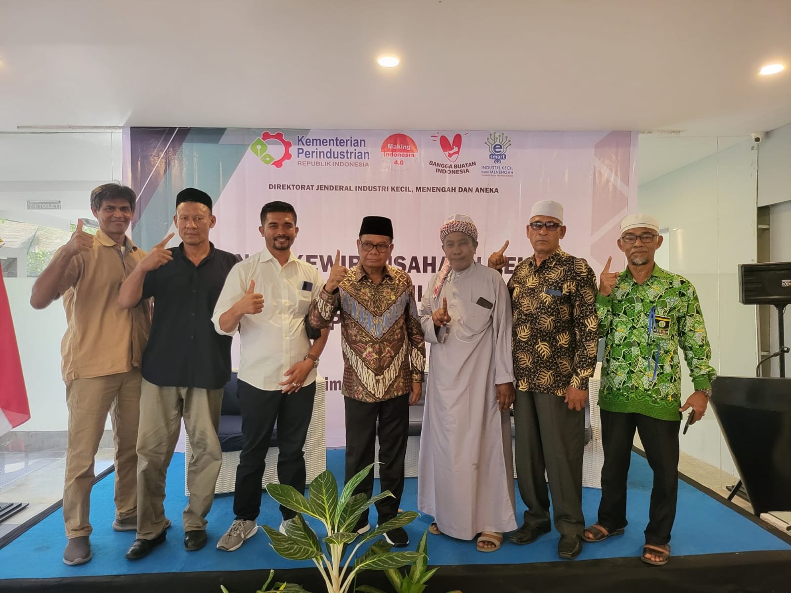 Anggota DPR RI DRS Anwar Idris Membuka Kegiatan Seminar Kewirausahaan Peluang Bisnis Industri Kecil Jasa Industri Di hotel Royal Idi Rayeuk