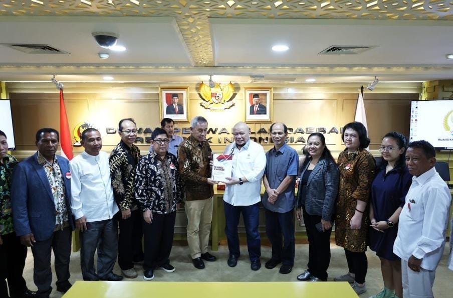 Dukung Perjuangan DPD RI, BAMAG LKK Indonesia Sematkan LaNyalla PIN 'The Miracle of Nusantara'