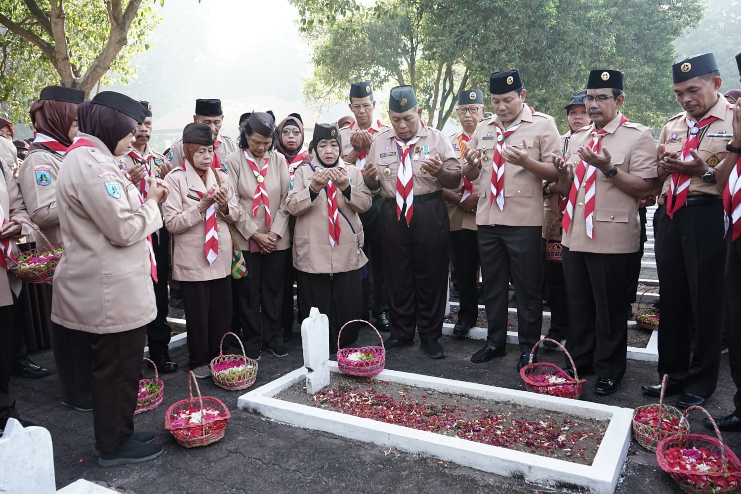 Kak Subandi Ka.Kwarcab Sidoarjo pimpin Ziarah Makam Pahlawan dalam rangka Hari Pramuka Ke-62