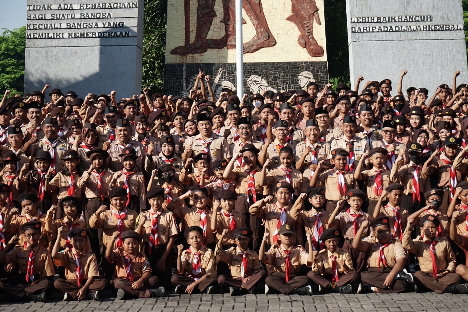 Kak Subandi Ka.Kwarcab Sidoarjo pimpin Ziarah Makam Pahlawan dalam rangka Hari Pramuka Ke-62