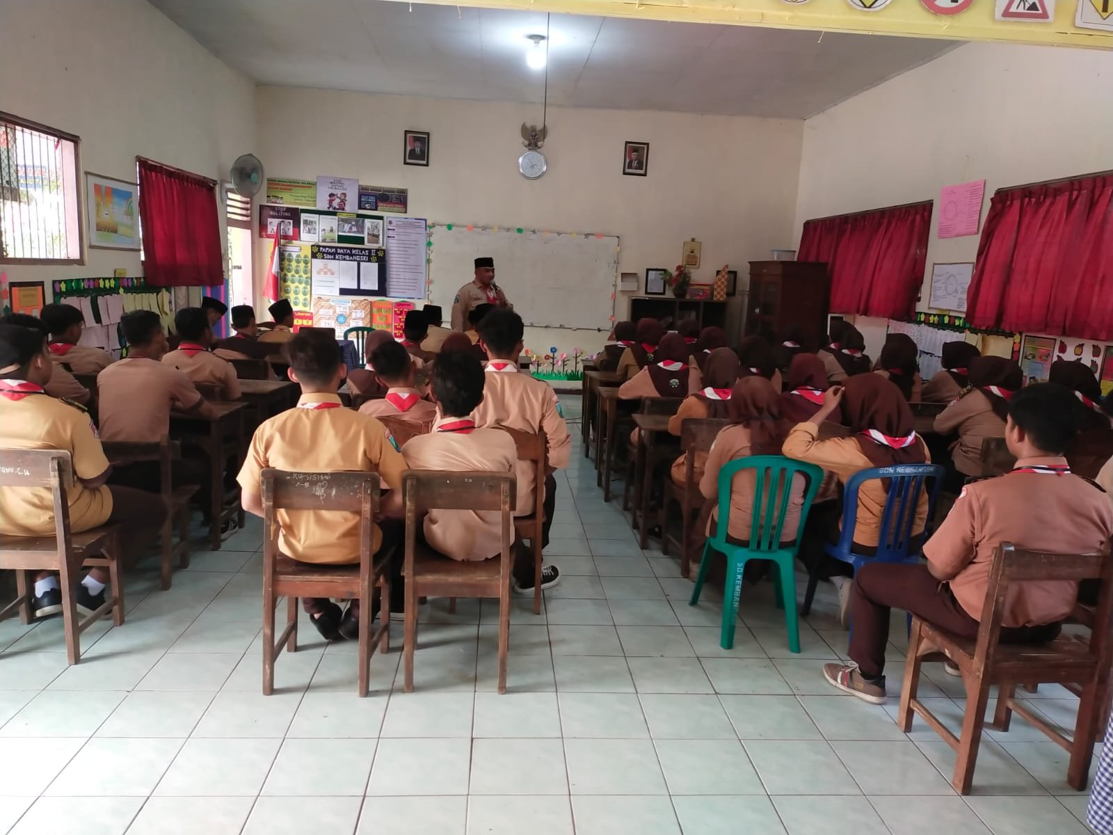 Jelang HUT Ke-62 Gerakan Pramuka, Danramil 0815/12 Ngoro Bekali Pelajar Kecakapan Kepanduan