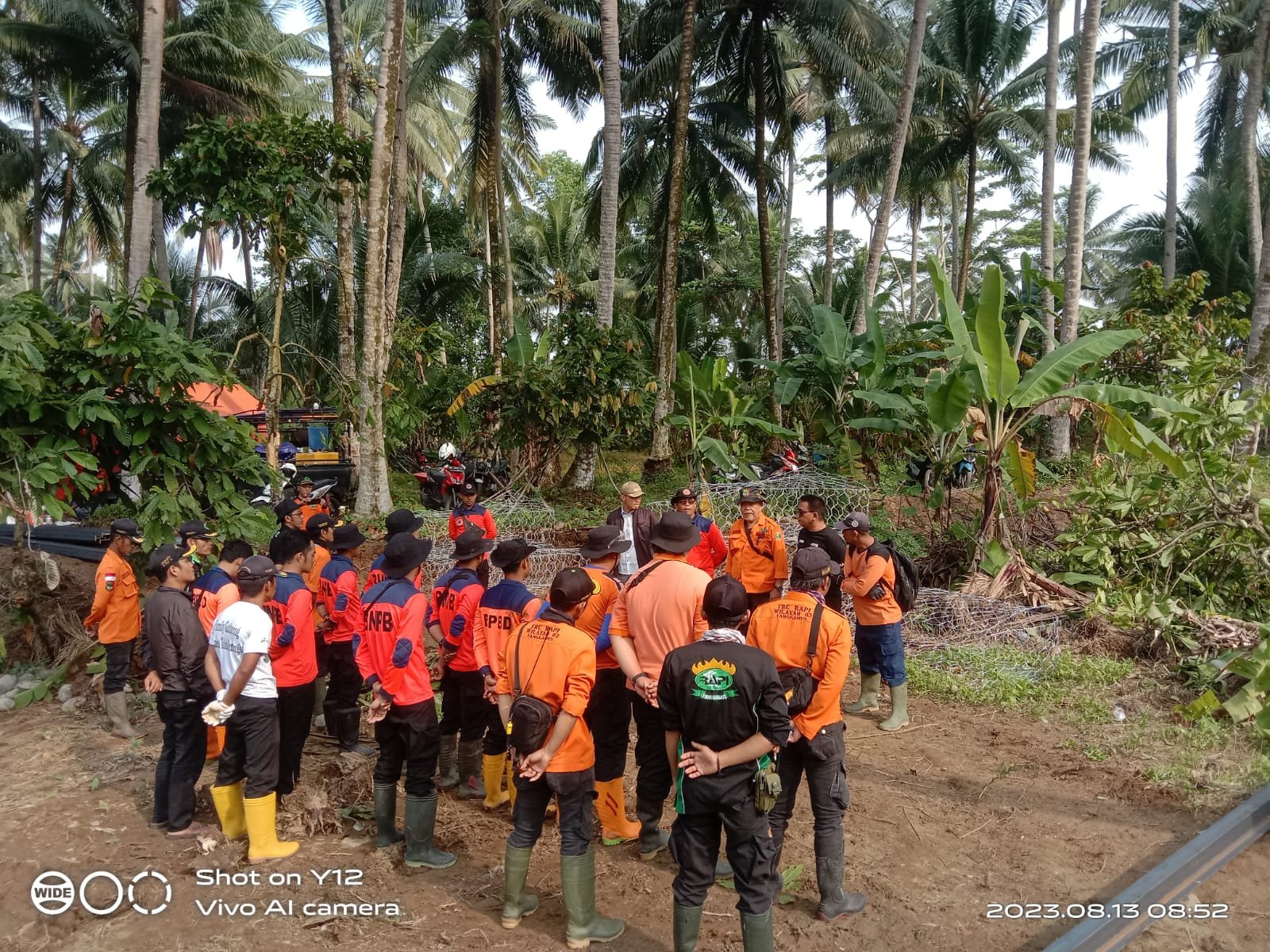 BPBD Kabupaten Tanggamus Dan RAPI Wilayah 03 Tanggamus Berserta Elemen Masyarakat Bergotong Royong membuat Jembatan