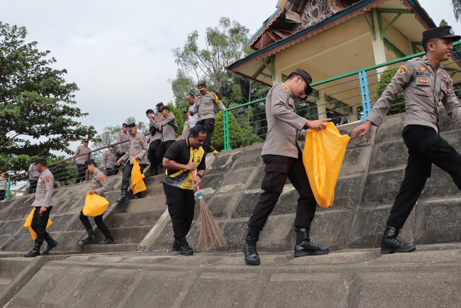 Dalam rangka menyambut Hari Kemerdekaan RI yang ke 78 Kapolres Tebo dan jajaran lakukan kegiatan Goro