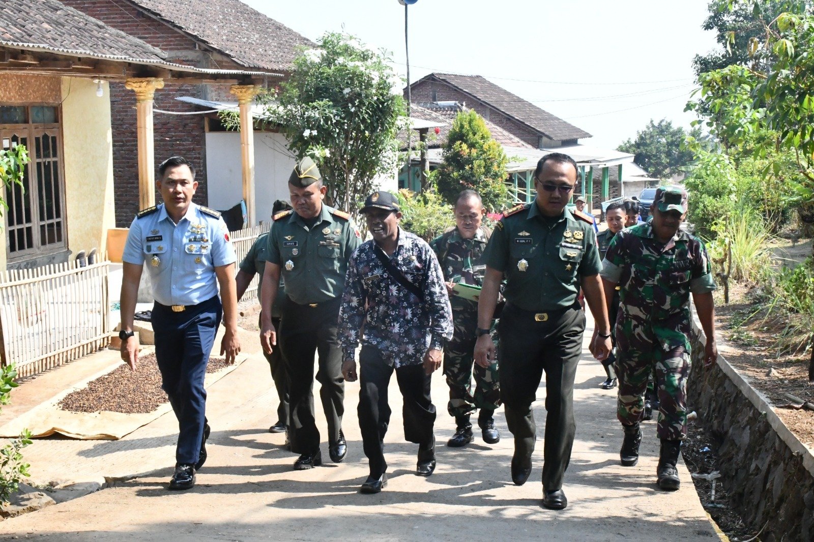 Dandim 0815/Mojokerto Dampingi Tim Waslakgiat Kodam V/Brawijaya Tinjau Sasaran Rehab RTLH Di Wilayah Gondang