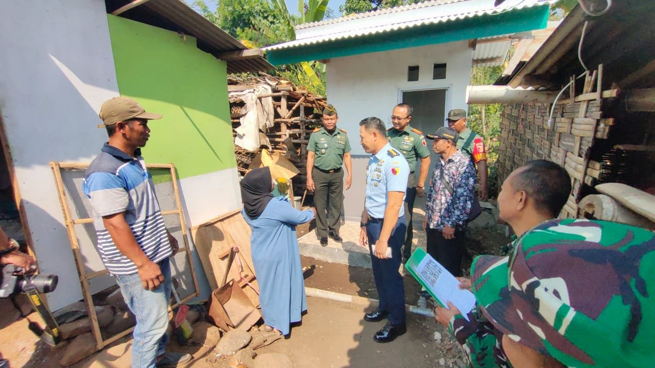 Dandim 0815/Mojokerto Dampingi Tim Waslakgiat Kodam V/Brawijaya Tinjau Sasaran Rehab RTLH Di Wilayah Gondang