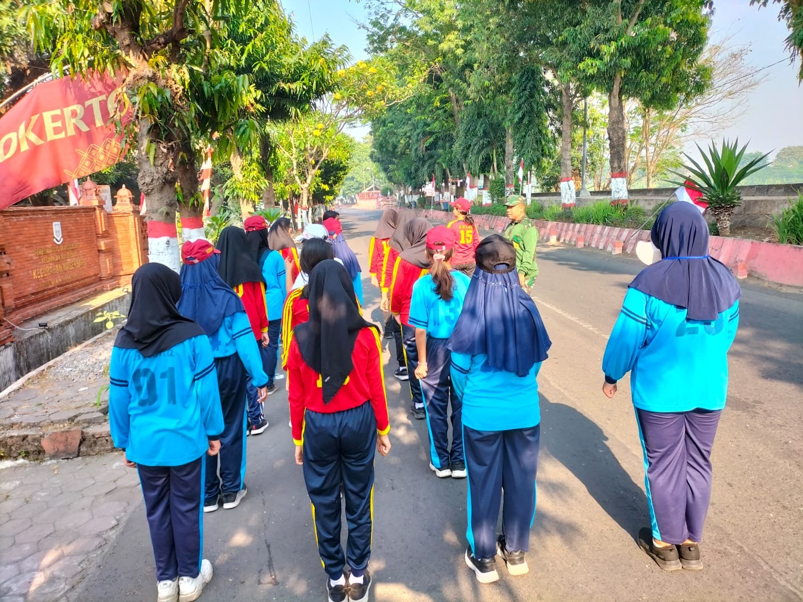 Jelang Peringatan HUT kE-78 Kemerdekaan RI Babinsa Koramil Magersari Latih PBB Siswa SDN Gedongan 1