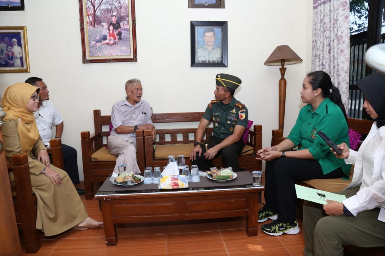 Dandim Letkol Arm Ketut Wira Bagikan Tali Asih dari Pangdam untuk Veteran