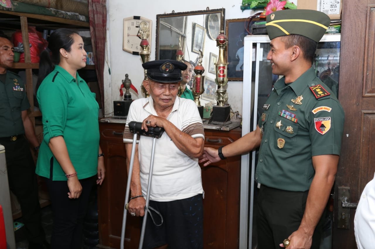 Dandim Letkol Arm Ketut Wira Bagikan Tali Asih dari Pangdam untuk Veteran
