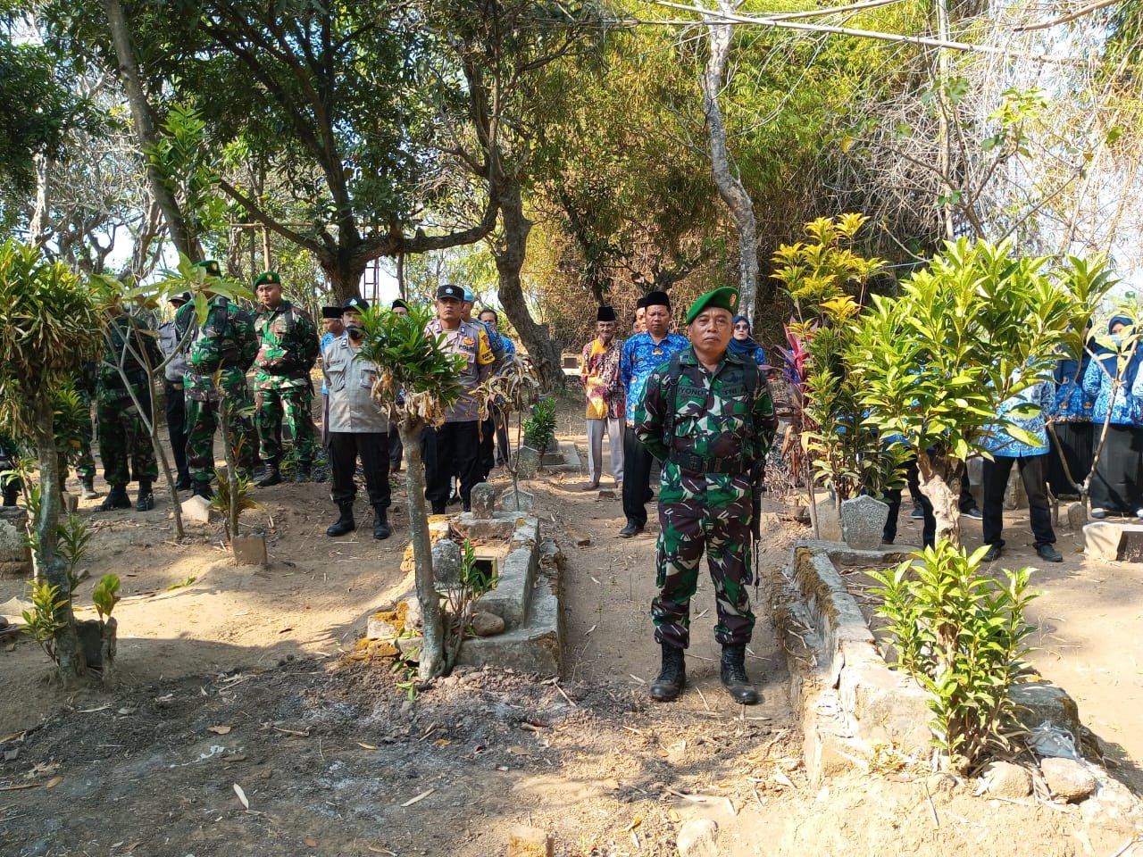 Danramil Dlanggu Bersama Forkopimcam Ziarah & Tabur Bunga Pejuang Kemerdekaan