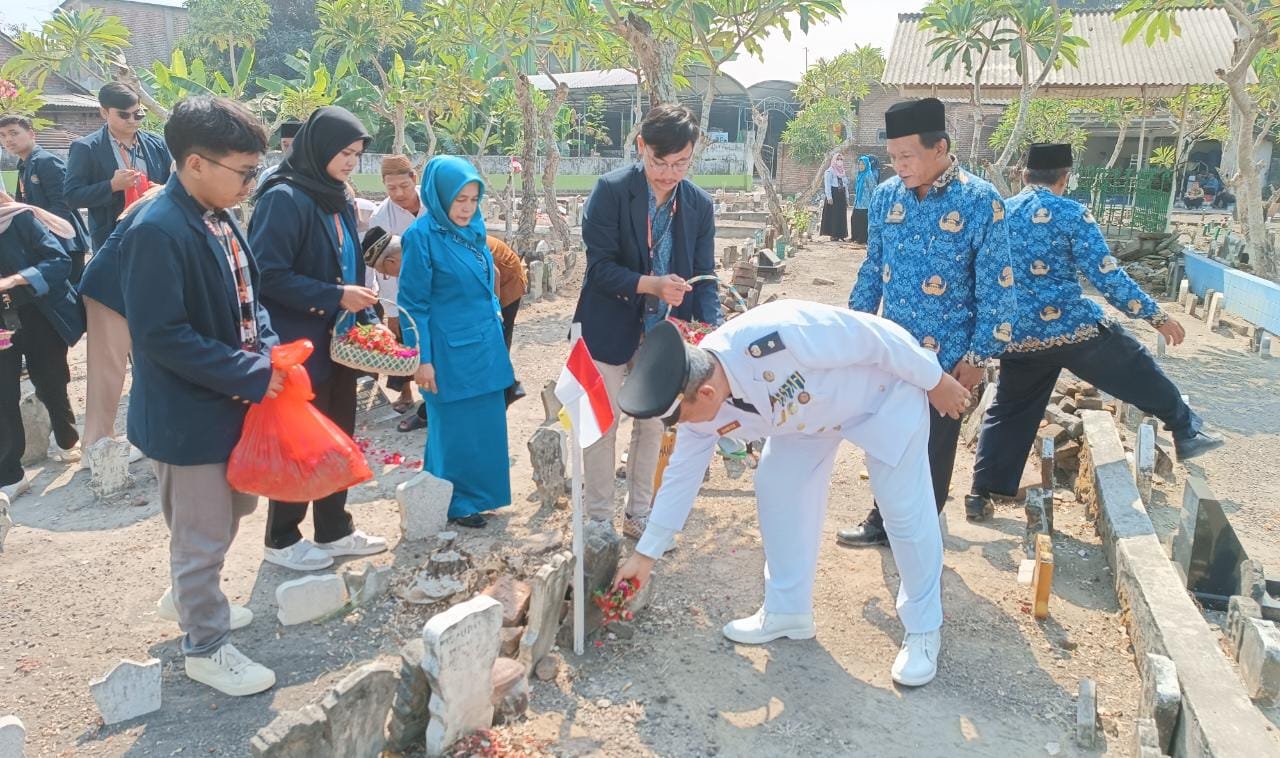 Pemerintah Desa Kebaron Beserta Jajarannya, Ziarah Dan Tabur Bunga Pejuang Kemerdekaan di TPU Kebaron Tulangan Sidoarjo