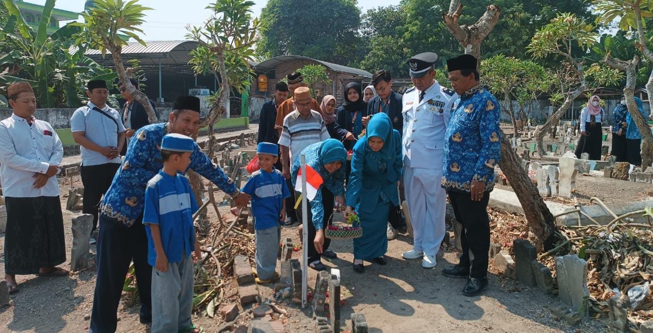 Pemerintah Desa Kebaron Beserta Jajarannya, Ziarah Dan Tabur Bunga Pejuang Kemerdekaan di TPU Kebaron Tulangan Sidoarjo