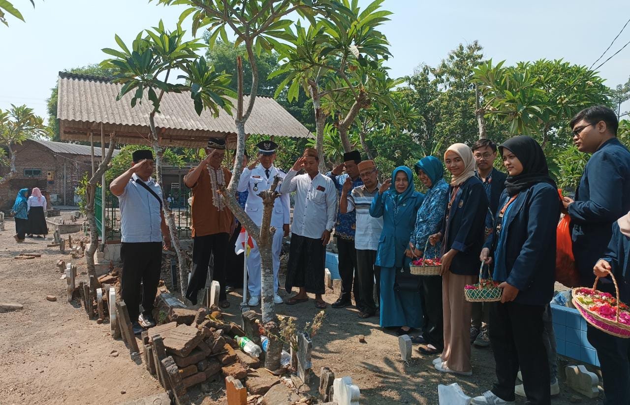 Pemerintah Desa Kebaron Beserta Jajarannya, Ziarah Dan Tabur Bunga Pejuang Kemerdekaan di TPU Kebaron Tulangan Sidoarjo