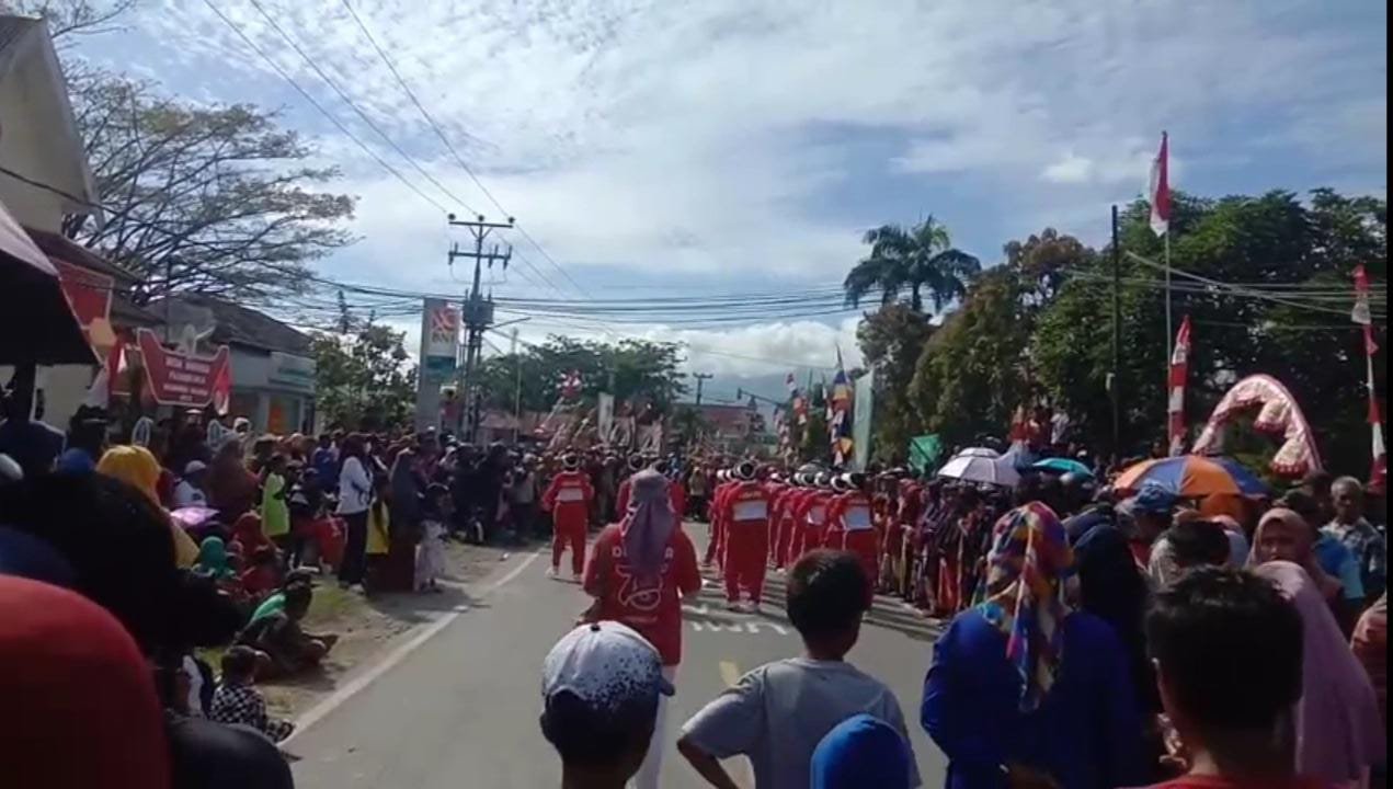 Panitia Gerak Jalan HUT RI, Pake Kaca Molo Untuk Memberikan Juara Kepada KWT ANGHREK Bacan Selatan