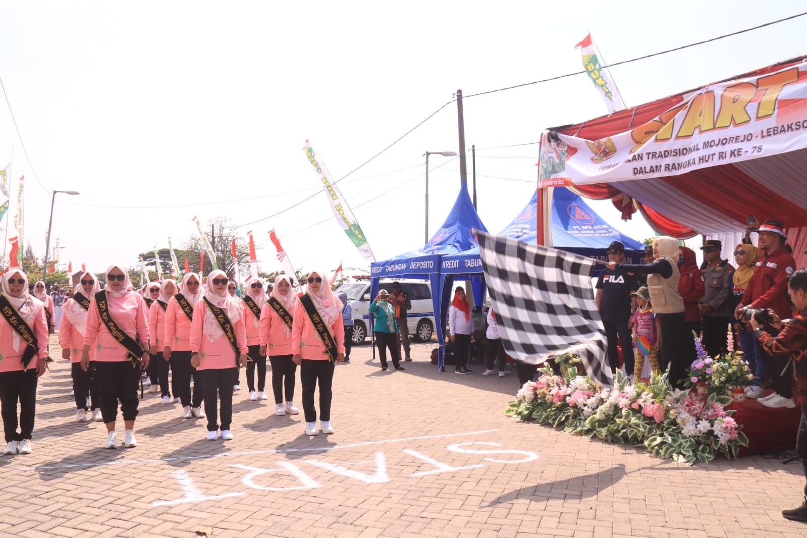Lepas Lomba Gerak Jalan Di Pungging, Bupati Ikfina Apresiasi Antusiasme Warga