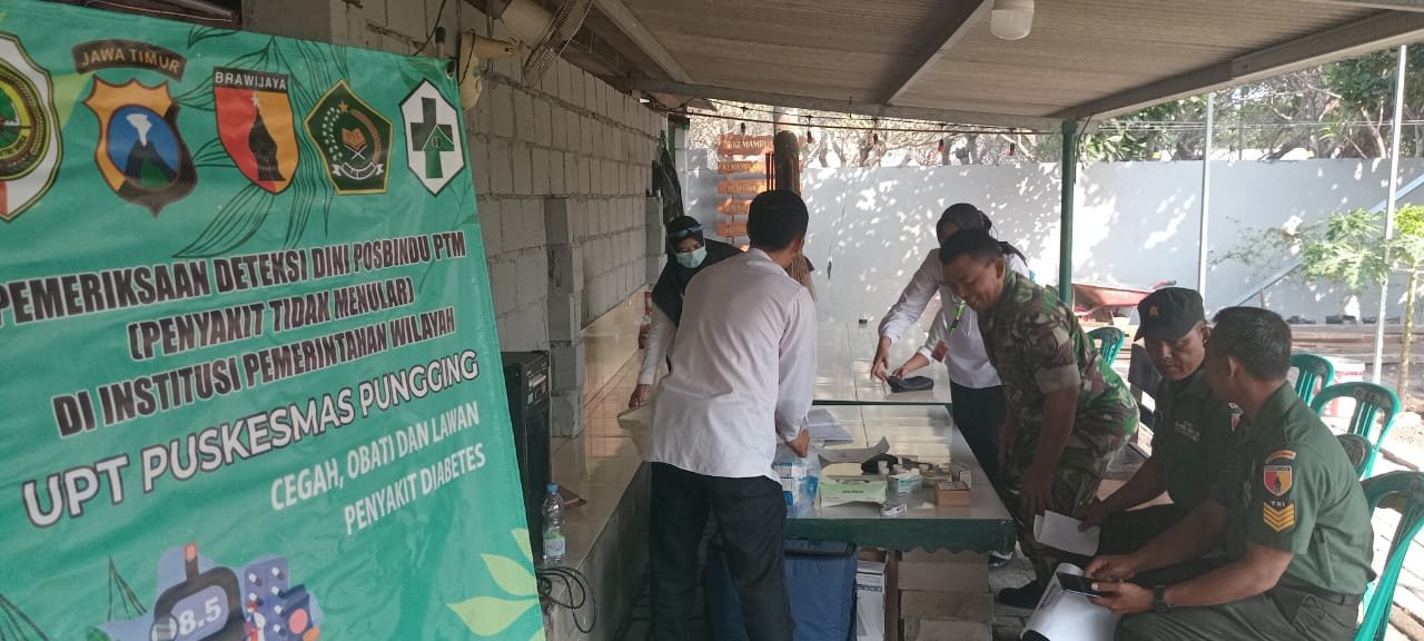 Cek Kesehatan, Koramil Pungging Gandeng PKM Gelar Posbindu