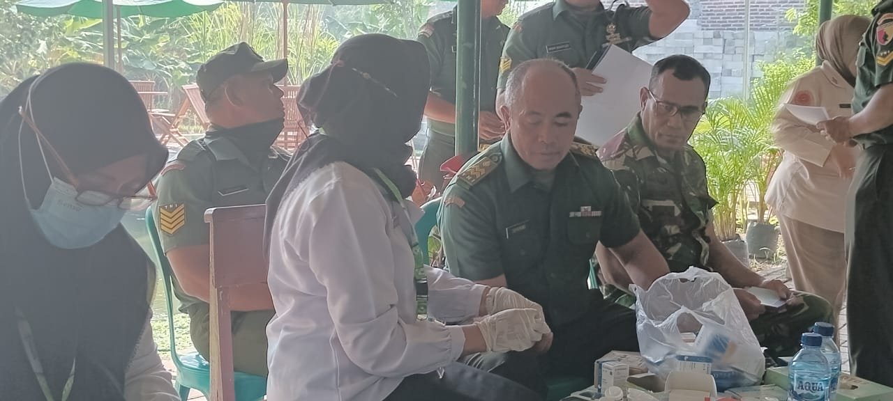 Cek Kesehatan, Koramil Pungging Gandeng PKM Gelar Posbindu