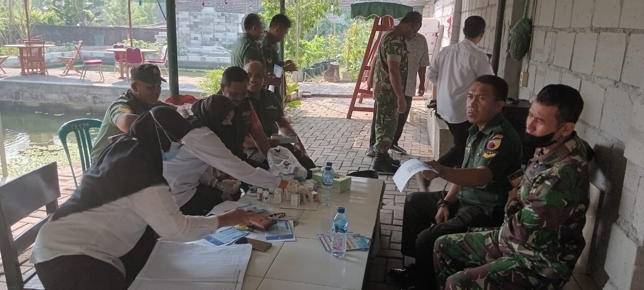 Cek Kesehatan, Koramil Pungging Gandeng PKM Gelar Posbindu