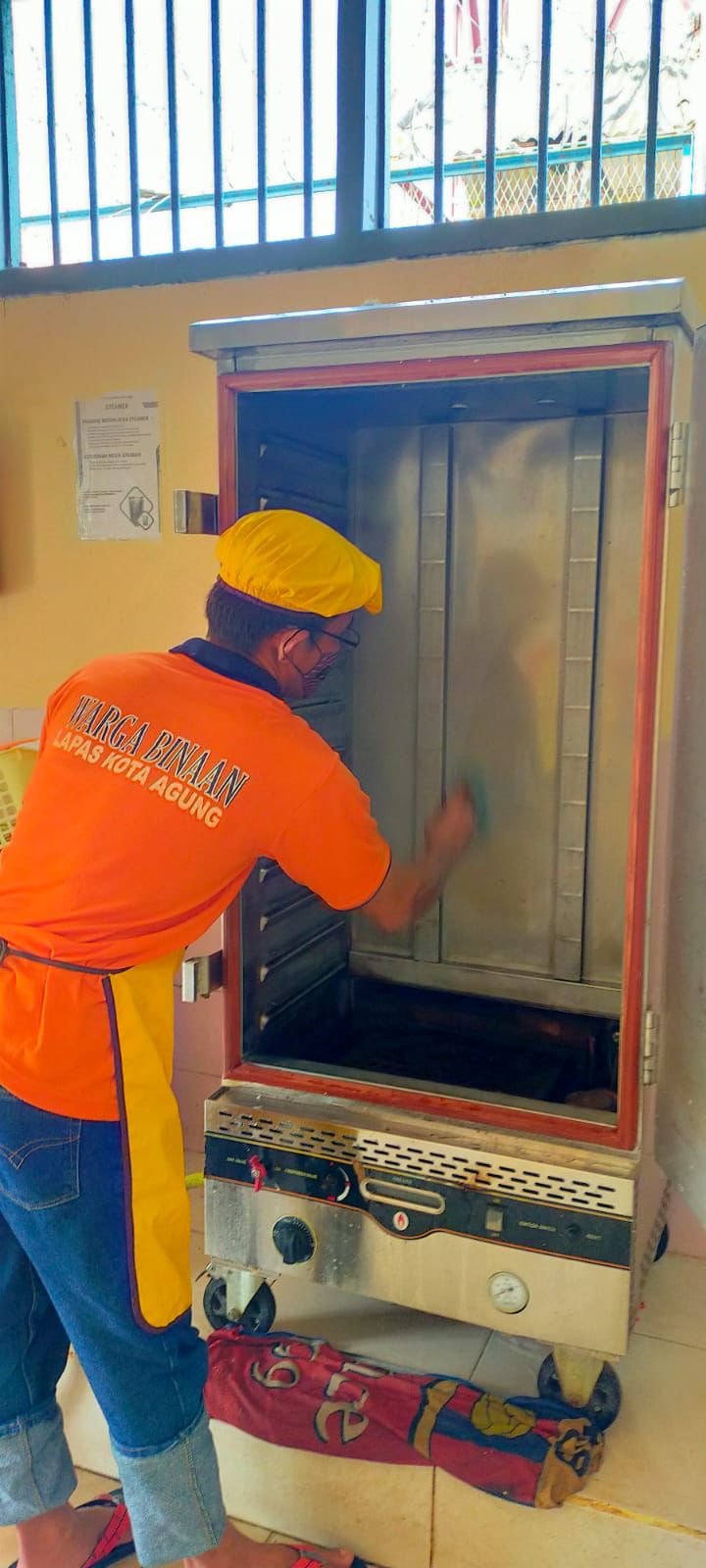 Pastikan Standard Dapur Higienis Terjaga, Perawatan Lapas Kotaagung Kontrol Kebersihan dan Beri Penguatan Petugas Dapur