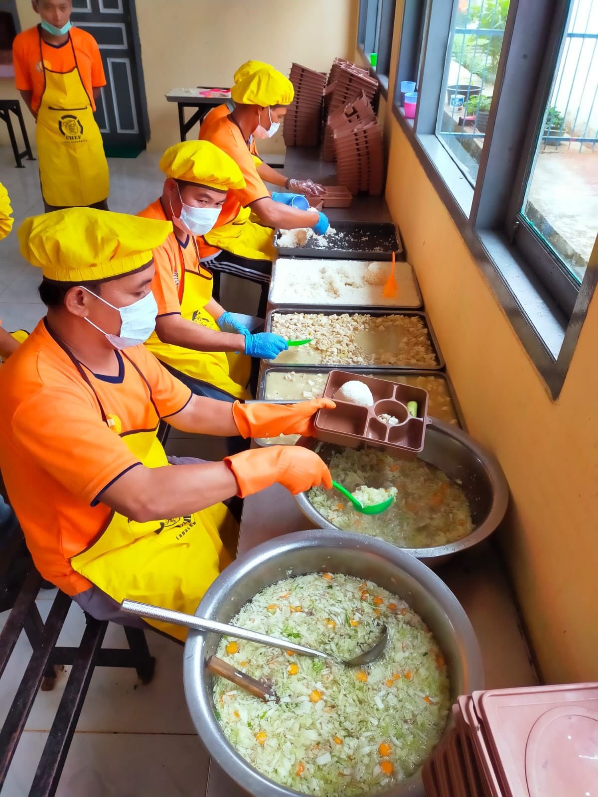 Pastikan Standard Dapur Higienis Terjaga, Perawatan Lapas Kotaagung Kontrol Kebersihan dan Beri Penguatan Petugas Dapur