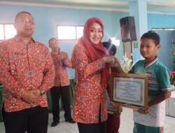 Bupati Mojokerto Serahkan Beasiswa Pada 228 Siswa Berprestasi