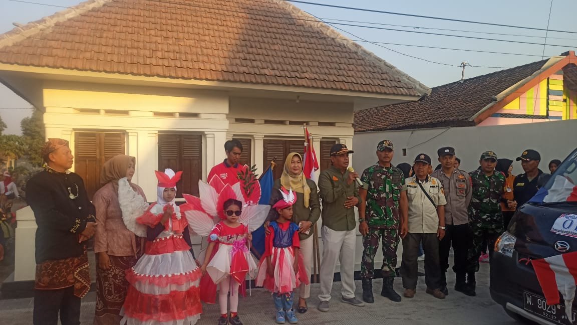 Babinsa Karangasem Koramil Kutorejo Bareng Bhabinkamtibmas Amankan Karnaval