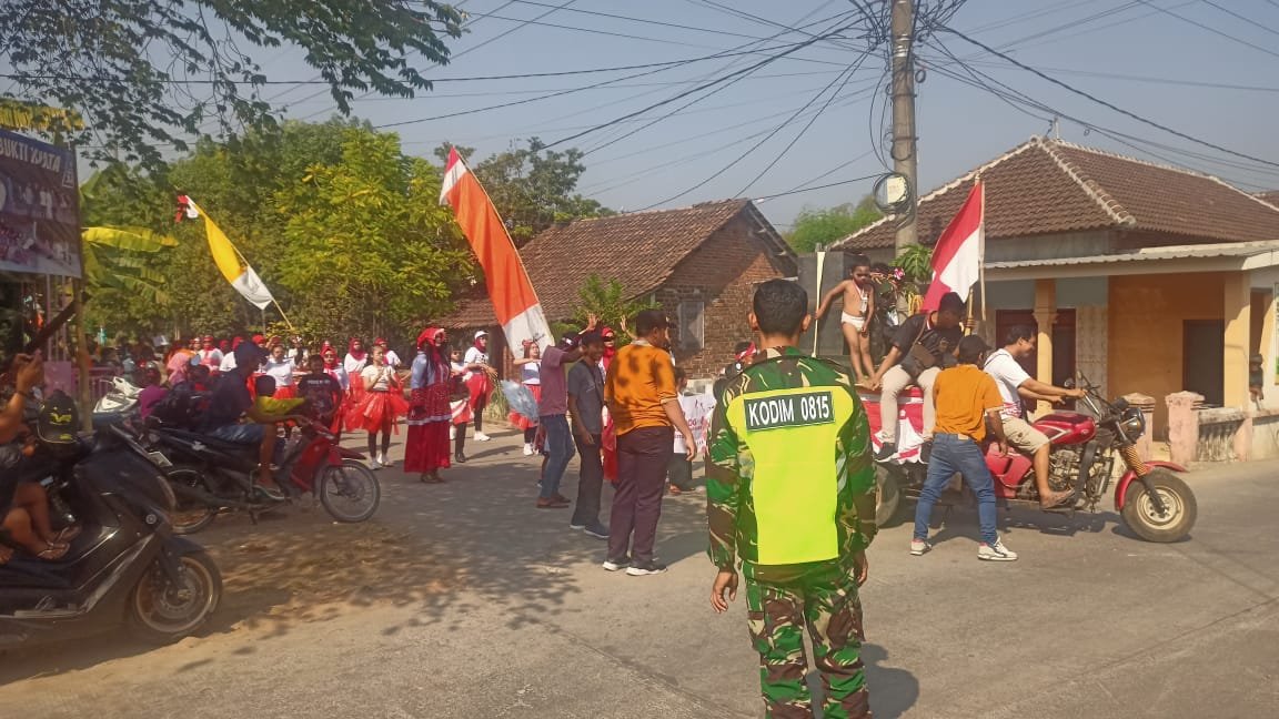 Babinsa Karangasem Koramil Kutorejo Bareng  Bhabinkamtibmas Amankan Karnaval