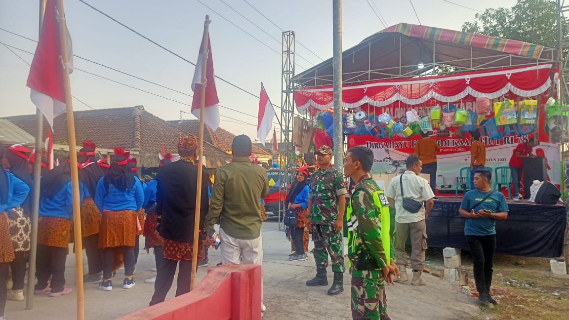 Babinsa Karangasem Koramil Kutorejo Bareng  Bhabinkamtibmas Amankan Karnaval
