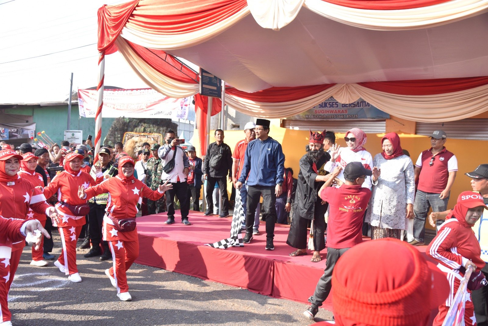 Bupati Gus Muhdlor Berangkatkan Ribuan Warga Peserta Jalan Sehat