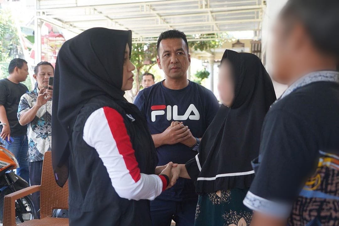 Bupati Mojokerto Beri Santunan Bagi Korban Kecelakaan Truk Tangki Di Pacet