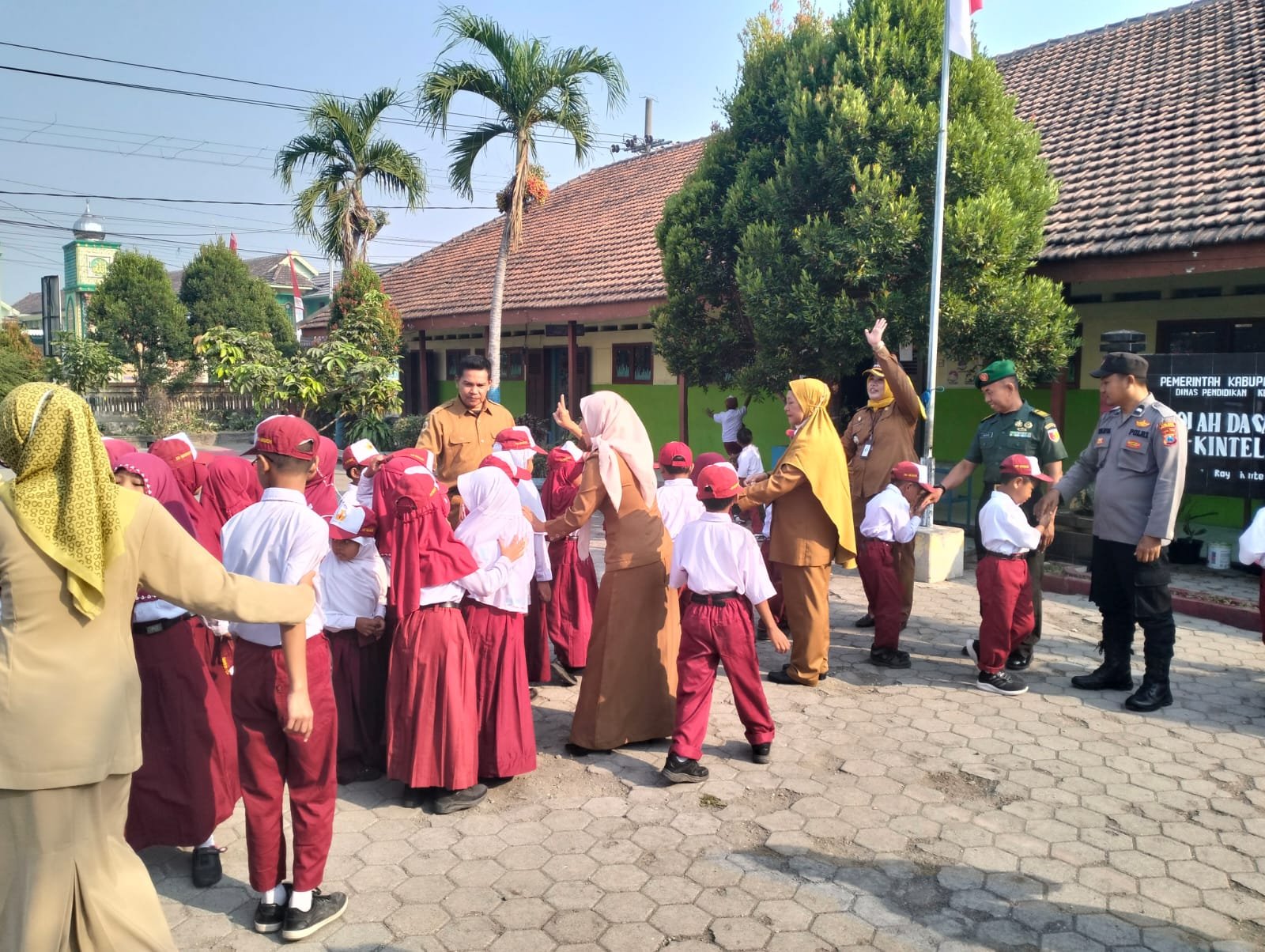 Forkopimcam Puri Sambangi SDN Kontekan 1, Ini Pesan Danramil