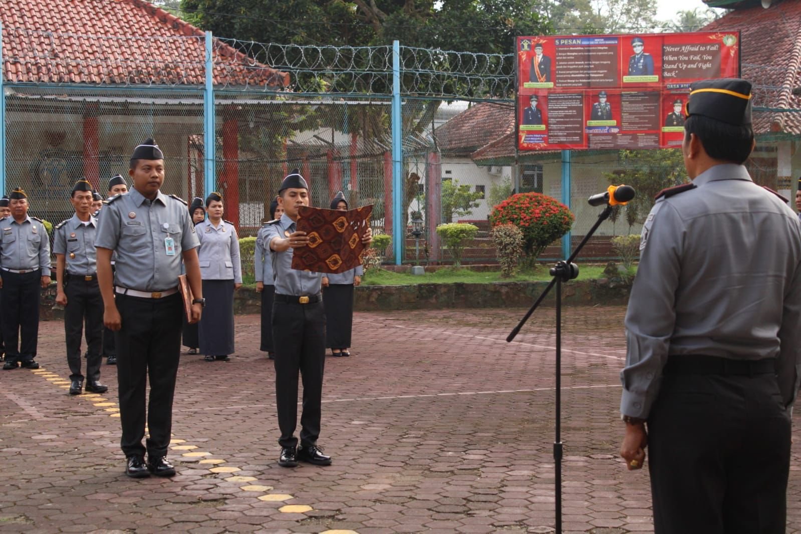 Gagalkan Penyelundupan Handphone, Lima Petugas Lapas Kotaagung Dapatkan Penghargaan