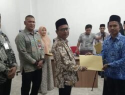 Pj Bupati Aceh timur Ir.Mahyuddin M.Si Menyerahkan  Surat Keputusan SK Secara Simbolis Kepada 748 PPPK Aceh Timur