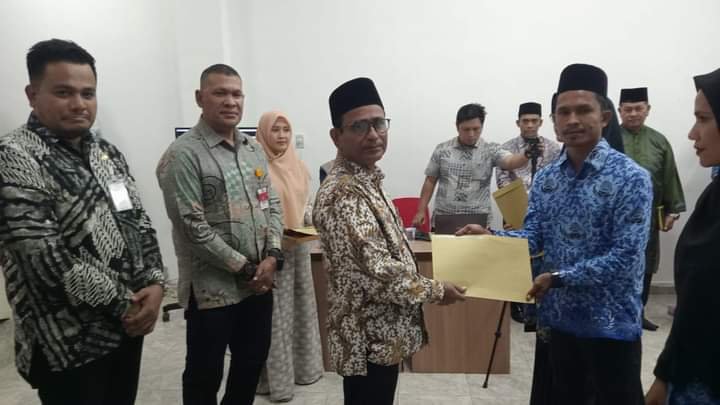 Pj Bupati Aceh timur Ir.Mahyuddin M.Si Menyerahkan Surat Keputusan SK Secara Simbolis Kepada 748 PPPK Aceh Timur