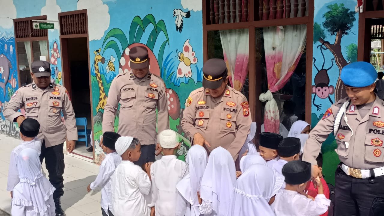 Serunya Anak-anak TK dan PAUD Raudhatul Al Khaira Saat Dikunjungi Kapolsek Peureulak