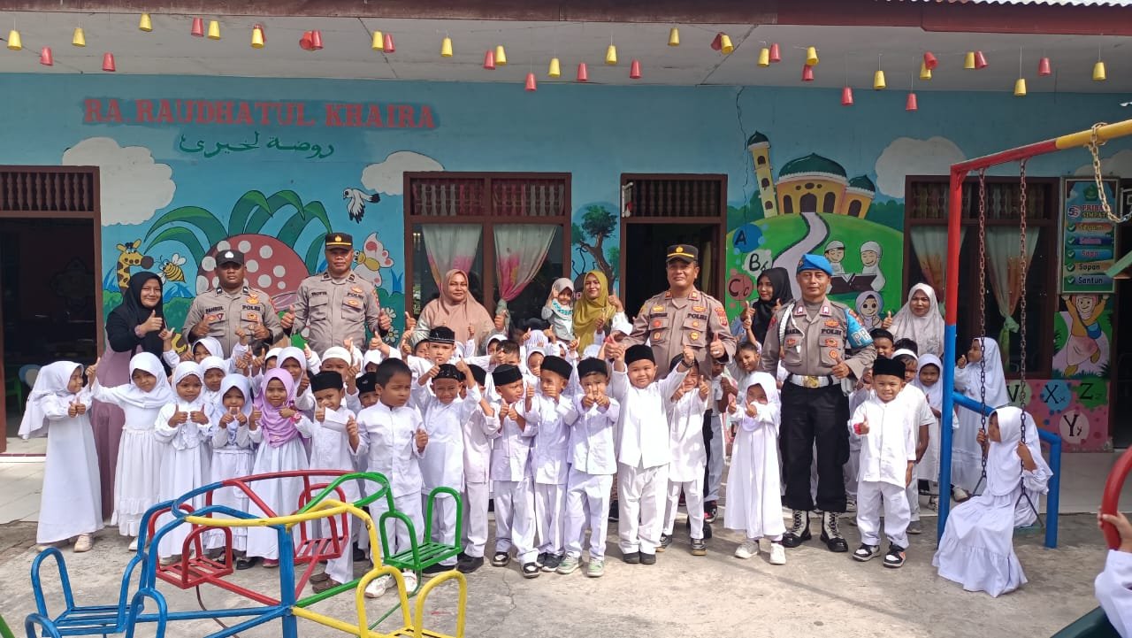 Serunya Anak-anak TK dan PAUD Raudhatul Al Khaira Saat Dikunjungi Kapolsek Peureulak